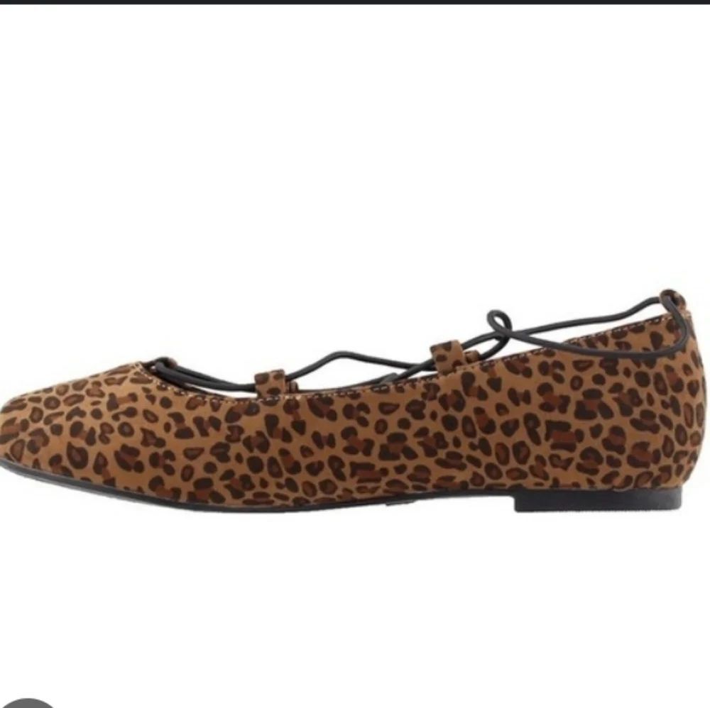 BRAND NEW SEYCHELLES MEMORY FOAM WOMEN'S FLATS